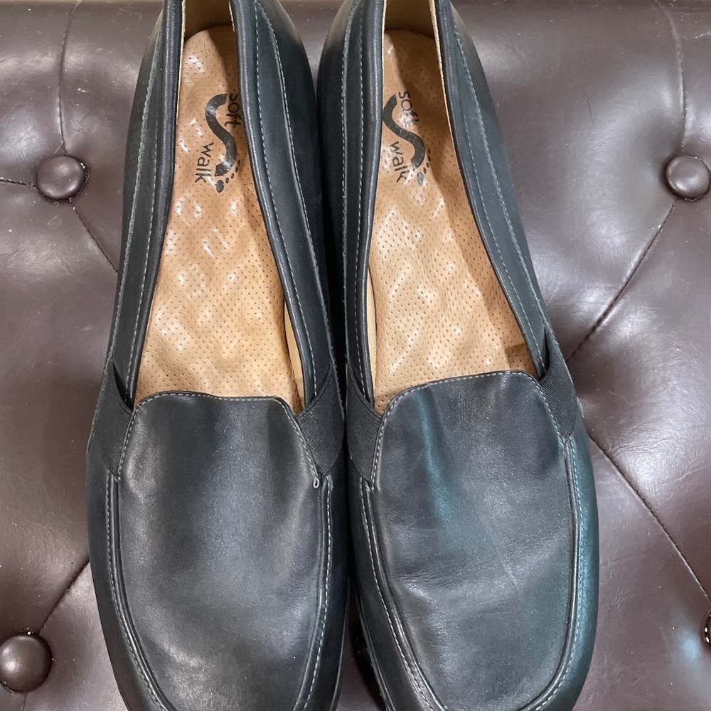 Black leather shoes 13M